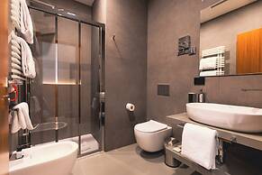 J Maluni City Hotel