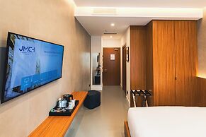 J Maluni City Hotel