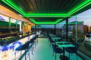 J Maluni City Hotel