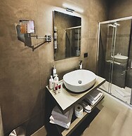 J Maluni City Hotel