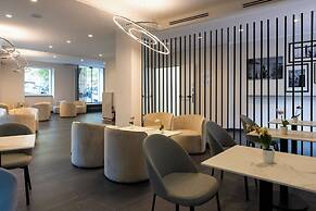 J Maluni City Hotel