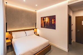 J Maluni City Hotel