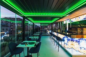 J Maluni City Hotel