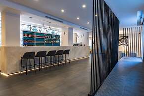 J Maluni City Hotel