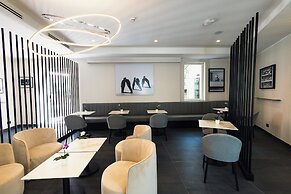 J Maluni City Hotel