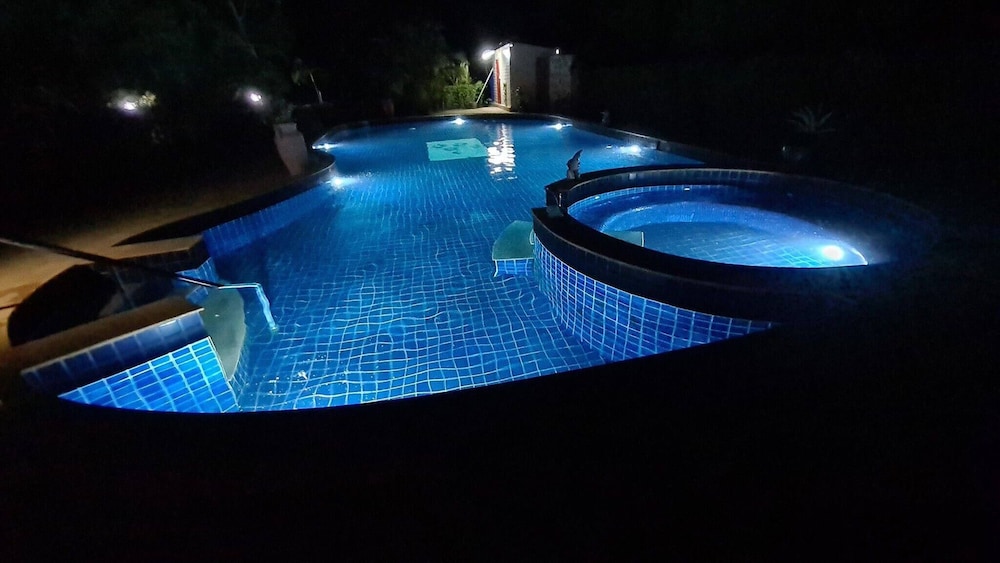 Beautiful Bungalow With Shared Outdoor Pool and 2km From the Beach