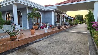 Beautiful Bungalow With Shared Outdoor Pool and 2km From the Beach