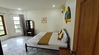Beautiful Bungalow With Shared Outdoor Pool and 2km From the Beach