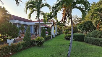Beautiful Bungalow With Shared Outdoor Pool and 2km From the Beach