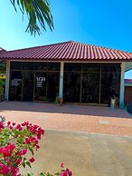 Beautiful Bungalow With Shared Outdoor Pool and 2km From the Beach