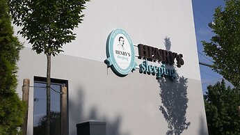 Henrys Sleeping am Augsburger Eiskanal