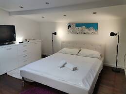Cheerful Holiday House Illuminosa