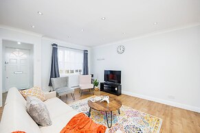Newly Refurbished Charming 3-bed House in Barking