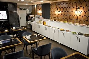 Nova City Hotel