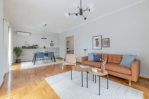 Homey 2BR Apartment in Cholargos