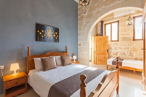 Naduri, Beautiful Gozitan Villa + Pool