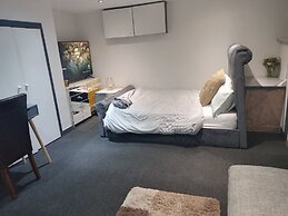 Beautiful En-suite Studio in Leeds -lower Floor