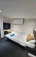 Beautiful En-suite Studio in Leeds -lower Floor
