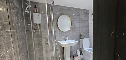Beautiful En-suite Studio in Leeds -lower Floor