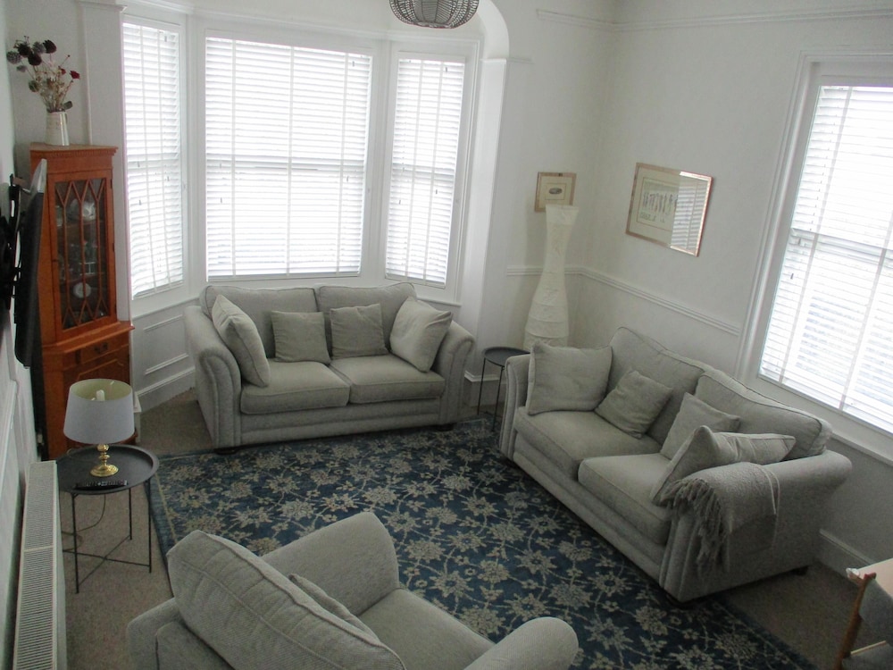 Lovely, Spacious Apartment - Sleeps 5