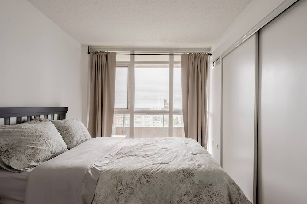 Luxury WaterFront View & Free Parking