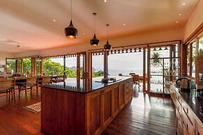 Paradise Garage Komodo Villa