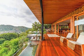 Paradise Garage Komodo Villa