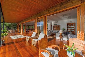 Paradise Garage Komodo Villa