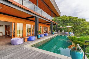 Paradise Garage Komodo Villa