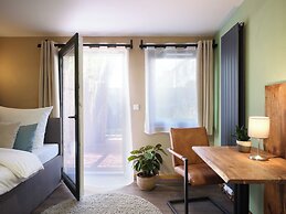 PHIL & MAX Hotel & Apartments  Airport