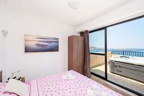 Islet Seafront Penthouse with Hot tub