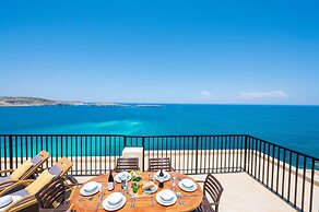 Islet Seafront Penthouse with Hot tub