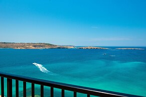Islet Seafront Penthouse with Hot tub