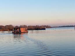 Houseboat - Sleeps 2 & Free Parking