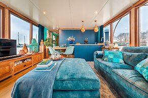 Houseboat - Sleeps 2 & Free Parking
