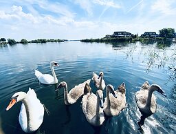 Houseboat - Sleeps 2 & Free Parking