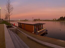 Houseboat - Sleeps 2 & Free Parking