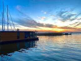Houseboat - Sleeps 2 & Free Parking