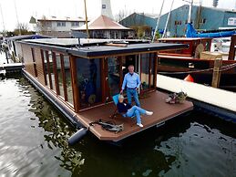 Houseboat - Sleeps 2 & Free Parking