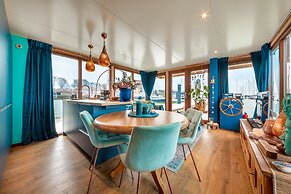 Houseboat - Sleeps 2 & Free Parking