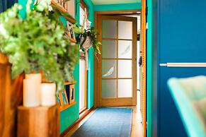 Houseboat - Sleeps 2 & Free Parking