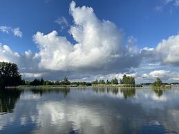 Houseboat - Sleeps 2 & Free Parking
