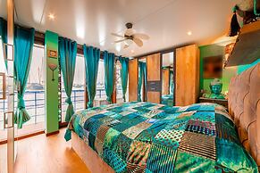 Houseboat - Sleeps 2 & Free Parking