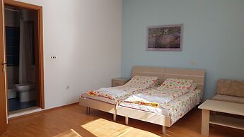 Luccia Apatments-Villa Laguna - Hostel