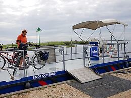 Grou Getaway With Bikes & Whirlpool