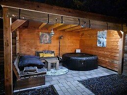 Grou Getaway With Bikes & Whirlpool
