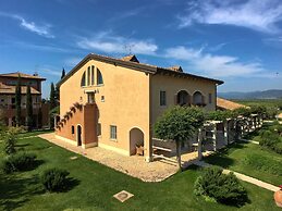 Holiday Home in Braccagni With Jacuzzi & Golf