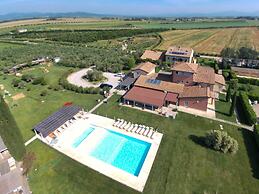 Holiday Home in Braccagni With Jacuzzi & Golf