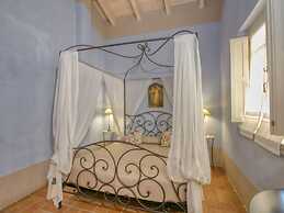 Holiday Home in Braccagni With Jacuzzi & Golf
