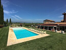 Holiday Home in Braccagni With Jacuzzi & Golf